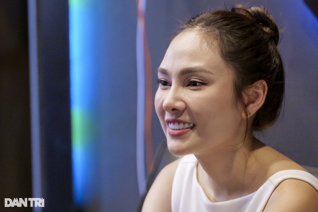 Lưu Hiền Trinh thu âm MV Rực rỡ ngày mới, hé lộ về ông xã hơn 10 tuổi - 3 Lưu Hiền Trinh thu âm MV Rực rỡ ngày mới, hé lộ về ông xã hơn 10 tuổi - 3