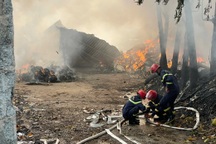 Cháy bãi phế liệu cạnh kho chứa xe máy ở Bình Dương