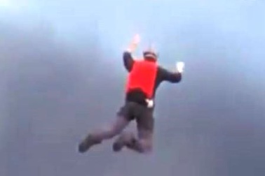 Rơi từ vách đá cao 304 mét xuống vẫn sống