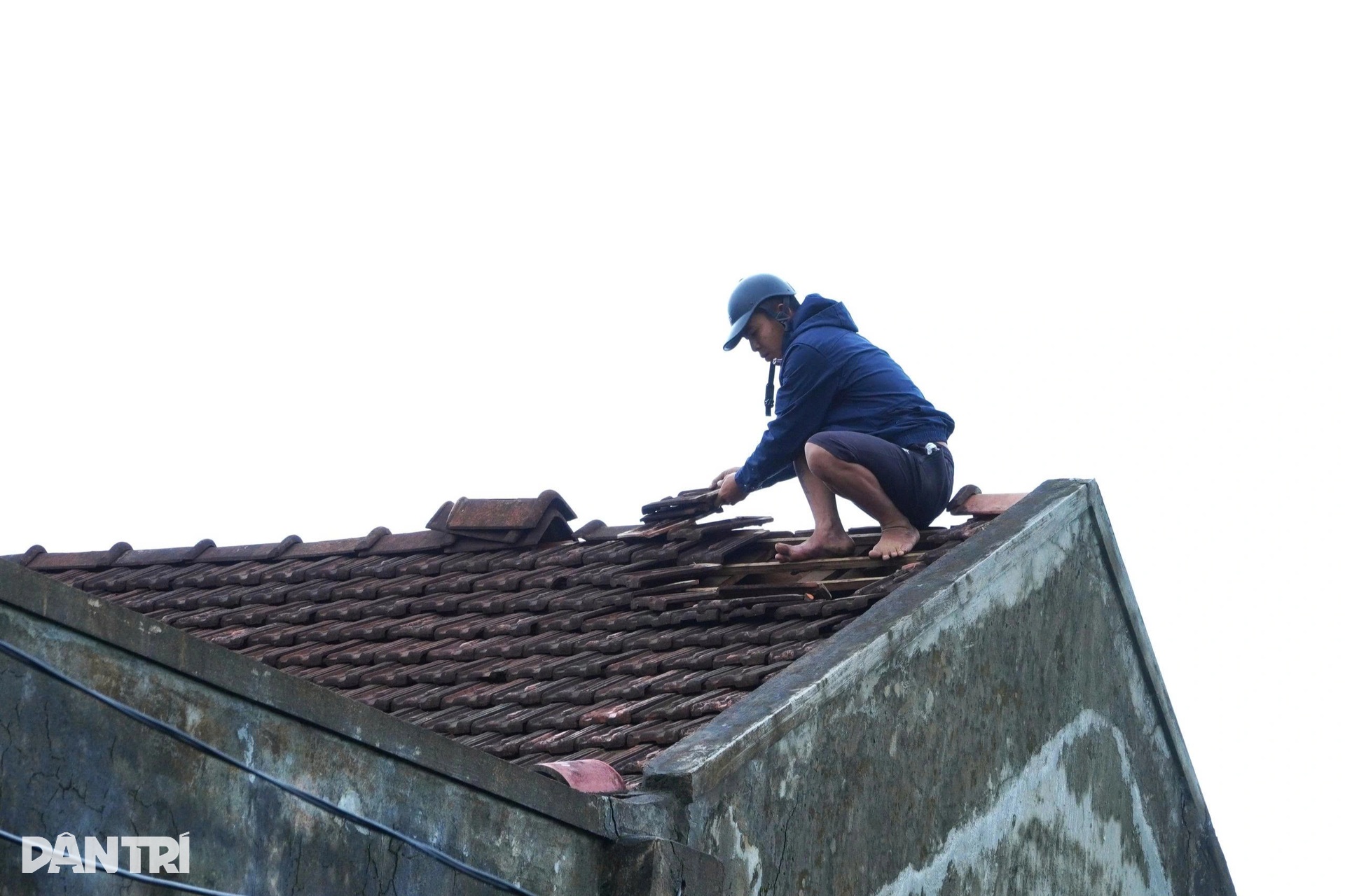 Nhà vừa khắc phục xong lại bị bão Bualoi tàn phá, người dân bật khóc nức nở - 5