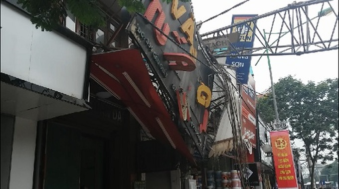 Thi công tuyến Metro Nhổn - Ga Hà Nội để cần cẩu đổ bẹp nhà dân.