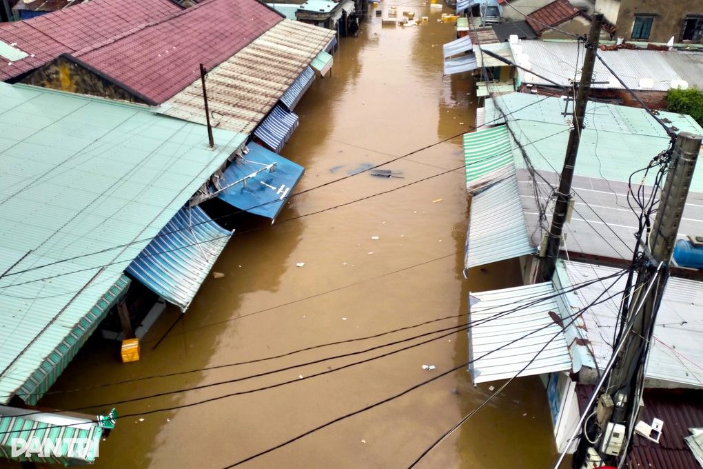 Nước lũ dâng nhanh ở phố cổ Hội An, du khách lên thuyền sơ tán - 2 Nước lũ dâng nhanh ở phố cổ Hội An, du khách lên thuyền sơ tán - 2