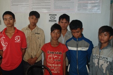 Bắt 6 đối tượng ném đá xe khách