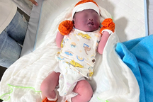 Bé trai bị bỏ rơi trong nhà vệ sinh trung tâm y tế