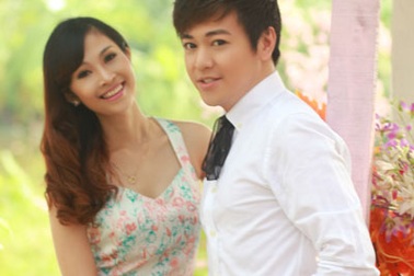 Phan Anh - Thùy Linh lãng mạn bên hoa