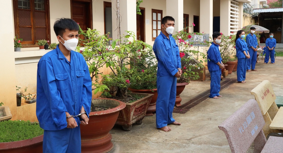 Cặp vợ chồng cho vay lãi nặng mở tiệc ma túy đãi anh em thì bị phát hiện - 1 Cặp vợ chồng cho vay lãi nặng mở tiệc ma túy đãi anh em thì bị phát hiện - 1