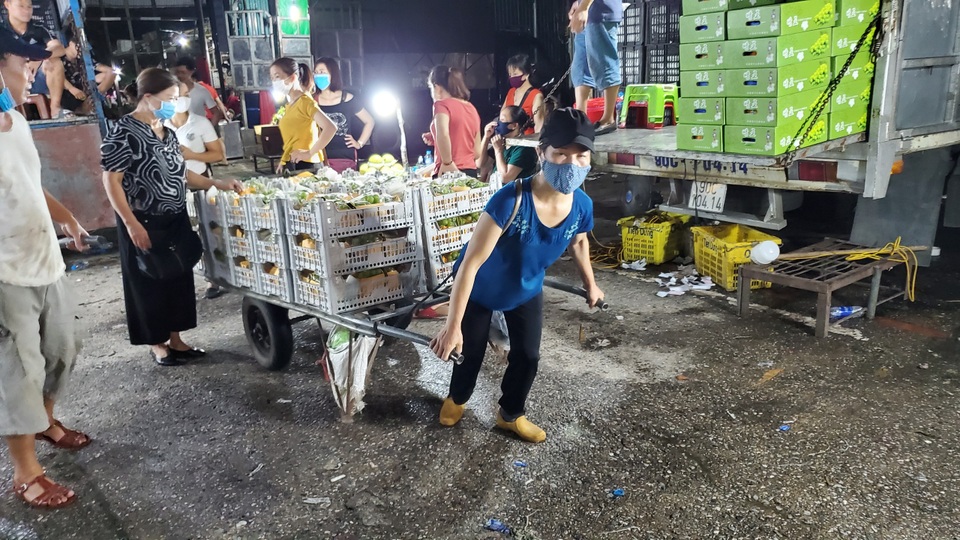 Đêm trắng của nữ cửu vạn ở chợ Long Biên - 4 Đêm trắng của nữ cửu vạn ở chợ Long Biên - 4