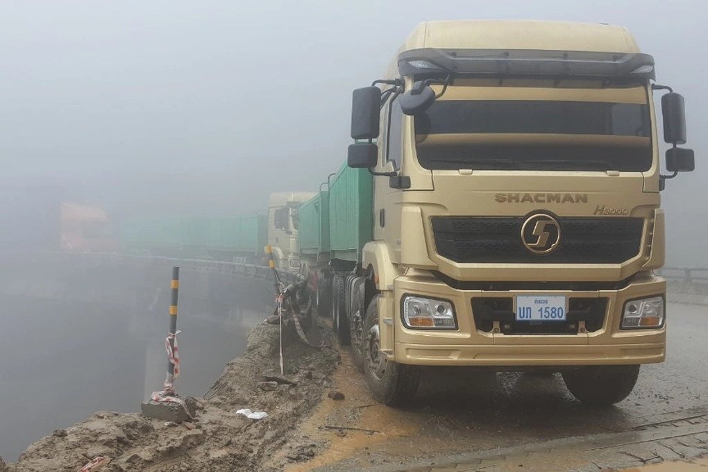 Quốc lộ độc đạo đi cửa khẩu Cầu Treo vừa thông tuyến lại sạt lở - 2 Quốc lộ độc đạo đi cửa khẩu Cầu Treo vừa thông tuyến lại sạt lở - 2