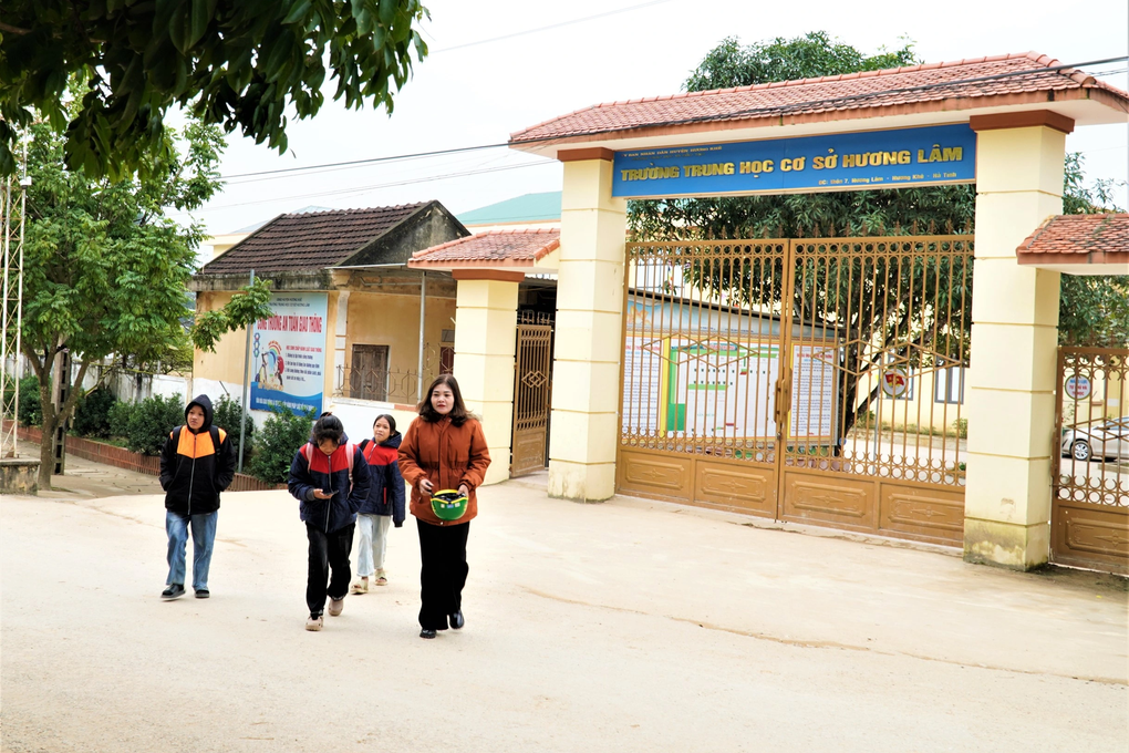 Hỗ trợ tiền xăng cho phụ huynh dân tộc Chứt đưa đón con tới trường - 3 Hỗ trợ tiền xăng cho phụ huynh dân tộc Chứt đưa đón con tới trường - 3