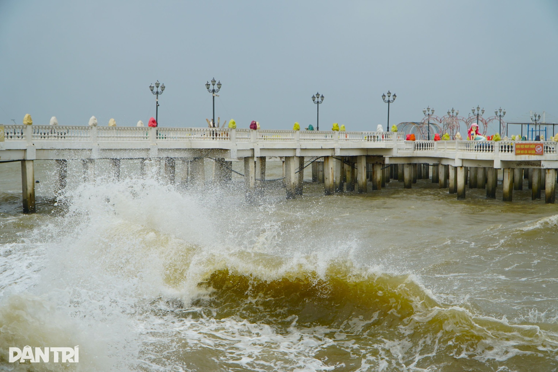 Người dân đứng xem sóng biển cao 2-3m trước giờ bão Bualoi đổ bộ - 3