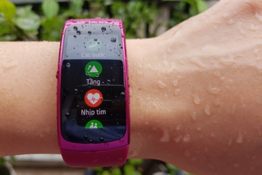 "Đập hộp" vòng đeo tay thông minh Gear Fit2 chính hãng tại Việt Nam