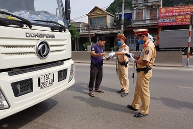 Cô gái trẻ lái xe Camry mang biển số và giấy tờ giả