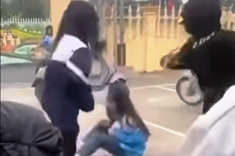 Studentka druhého stupně základní školy byla udeřena skupinou středoškoláků helmou do hlavy - 1 Nữ sinh cấp 2 bị nhóm học sinh cấp 3 dùng mũ bảo hiểm đánh vào đầu - 1