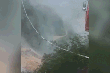 Cầu ở Trung Quốc gãy đôi, tài xế mắc kẹt trong xe container treo lơ lửng