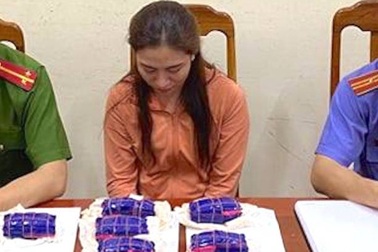 "Hot girl" tiệm spa tàng trữ, mua bán hồng phiến