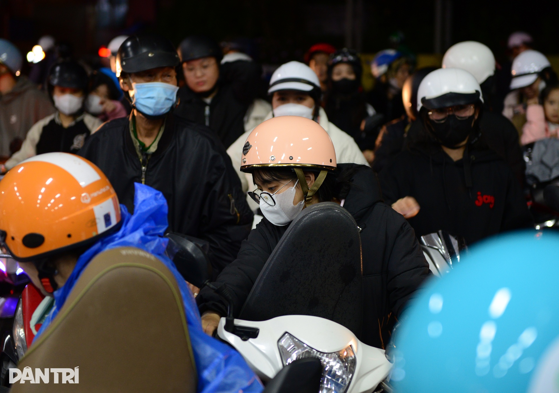 Lo thiếu nhiên liệu, người Đà Lạt đổ xô mua xăng giữa đêm - 6