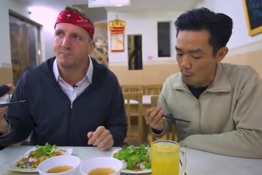 Theo chân "khách Tây" khám phá đủ món ngon Hà Nội