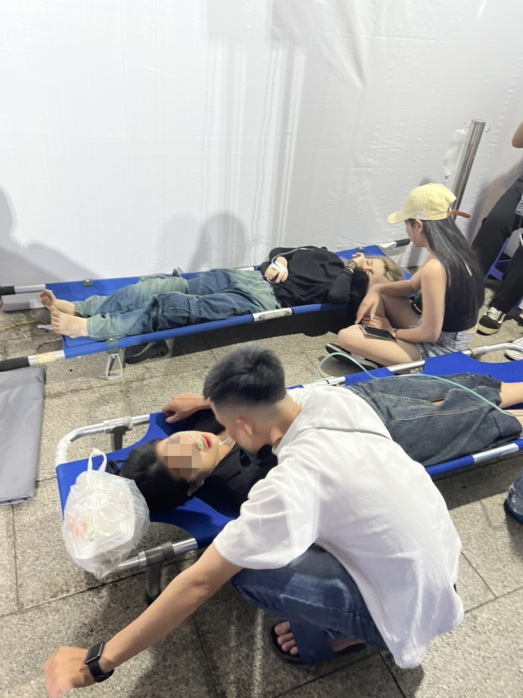 Ngất xỉu vì thiếu oxy, hàng chục người cần cấp cứu ở phố đi bộ Nguyễn Huệ - 2 Ngất xỉu vì thiếu oxy, hàng chục người cần cấp cứu ở phố đi bộ Nguyễn Huệ - 2