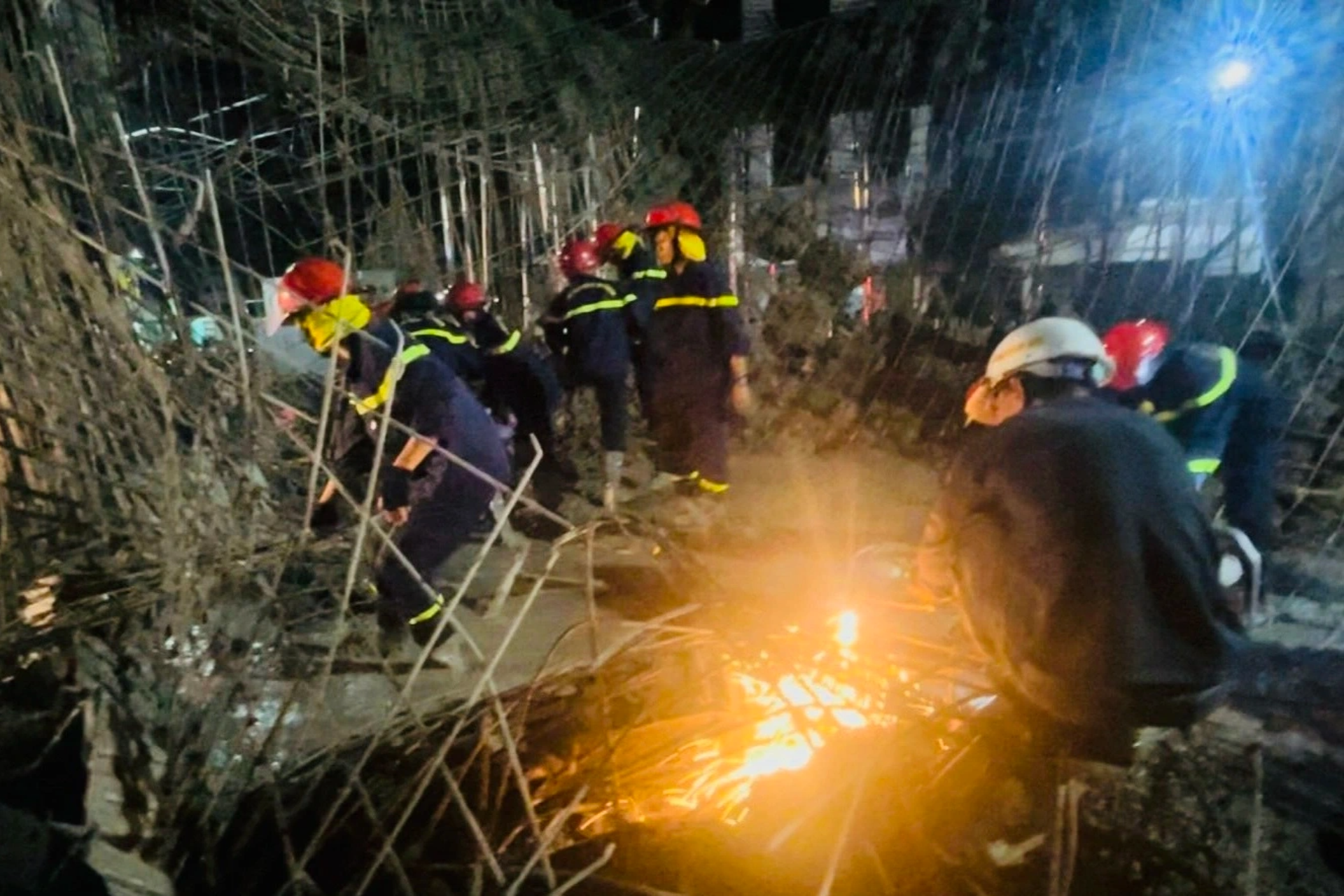 Cảnh sát dò âm, cắt thép, đào bê tông tìm nạn nhân vụ sập giàn giáo - 3 Cảnh sát dò âm, cắt thép, đào bê tông tìm nạn nhân vụ sập giàn giáo - 3