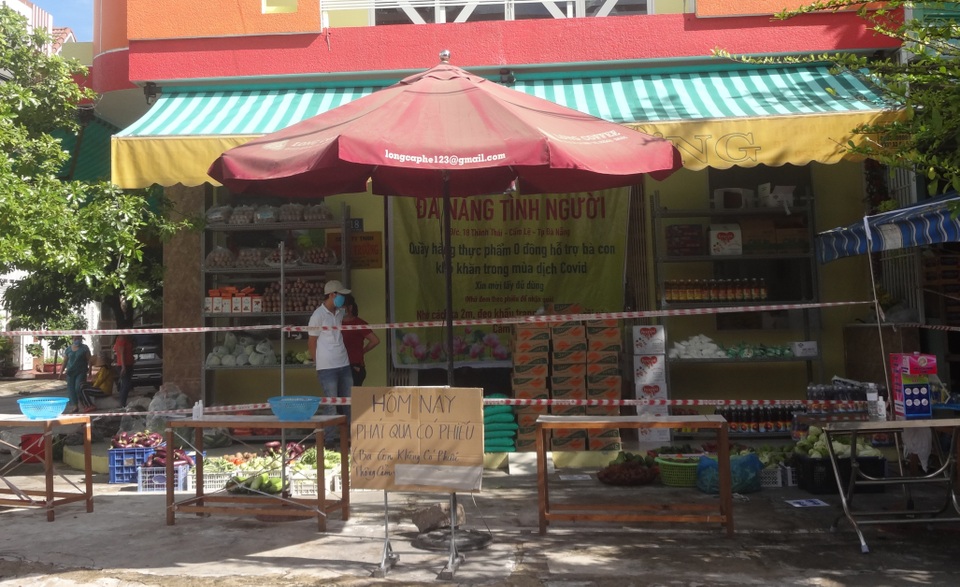 Ấm áp chợ 0 đồng giữa những ngày dịch dã ở Đà Nẵng - 2 Ấm áp chợ 0 đồng giữa những ngày dịch dã ở Đà Nẵng - 2