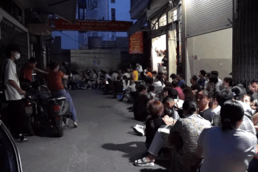 Phụ huynh bất lực vì thời đại 4.0 vẫn xuyên đêm xếp hàng xin học cho con