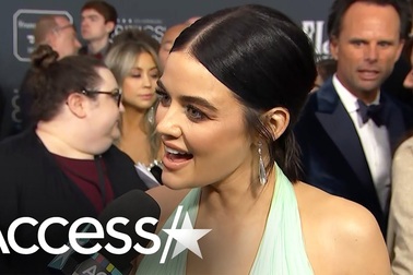 Lucy Hale xinh đẹp với váy xanh