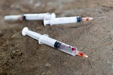 Kim tiêm ma tuý vứt đầy trong biệt thư bỏ hoang ở Hà Nội