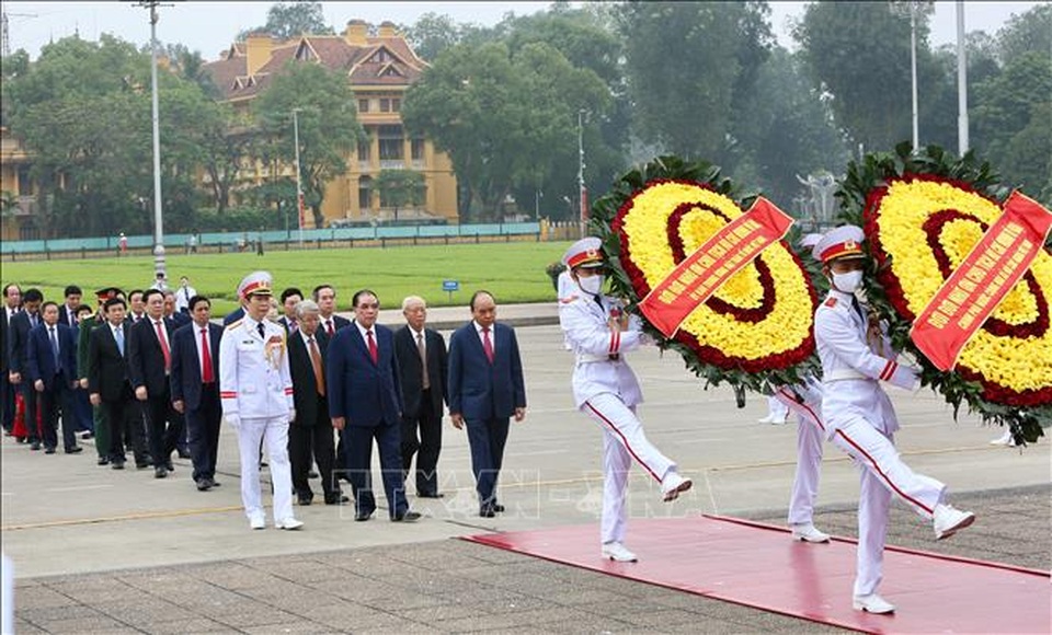 Thủ tướng vào Lăng viếng Bác nhân 45 năm Ngày thống nhất đất nước - 2 Thủ tướng vào Lăng viếng Bác nhân 45 năm Ngày thống nhất đất nước - 2