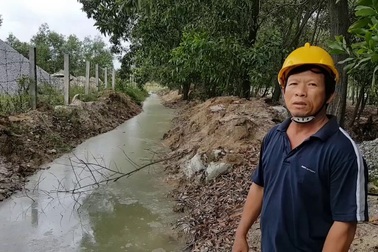 Con mương thoát nước thải bê tông gây ô nhiễm