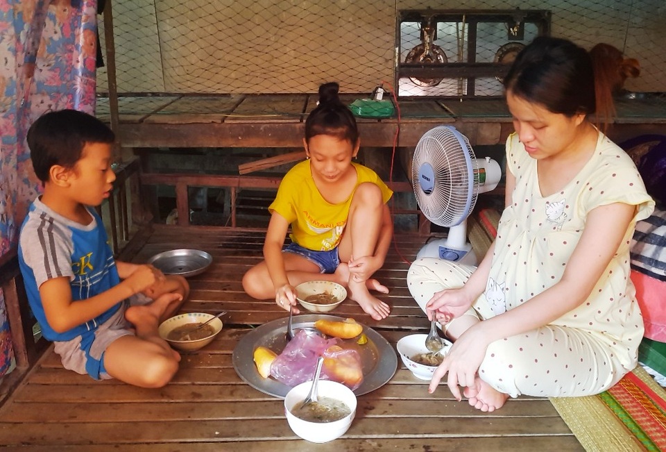 Người cha nằm liệt giường, hai con thơ dại nguy cơ bỏ học giữa chừng - 3 Người cha nằm liệt giường, hai con thơ dại nguy cơ bỏ học giữa chừng - 3