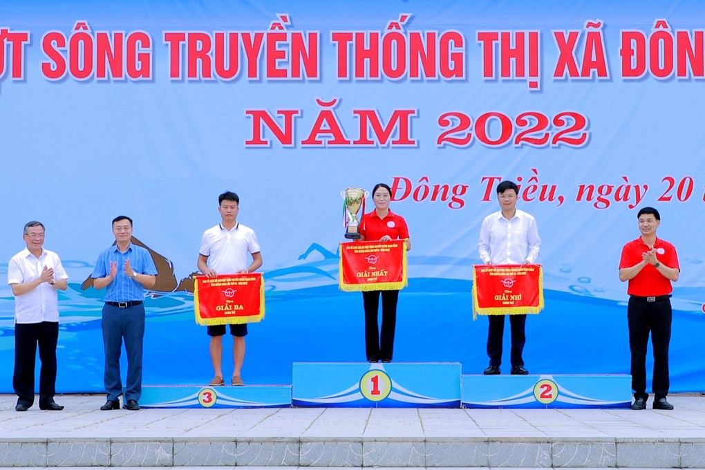 Gần hai  trăm VĐV tham gia Hội bơi vượt sông truyền thống Bạch Đằng - 5