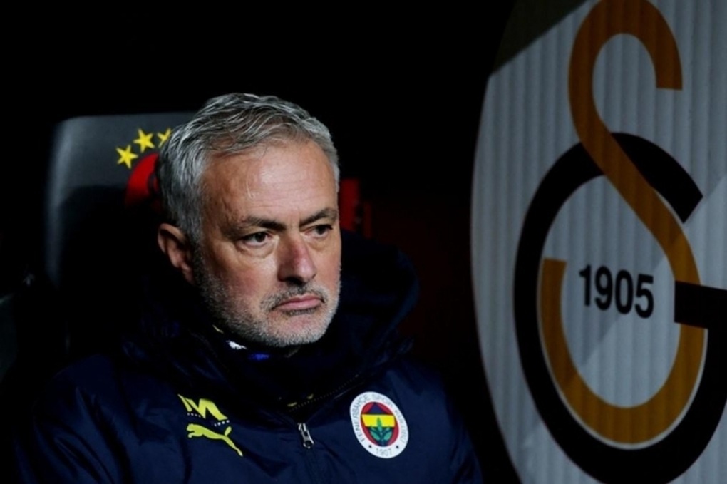 គ្រូបង្វឹក Jose Mourinho ត្រូវបានបណ្ដេញចេញដោយមិននឹកស្មានដល់ - ២ HLV Jose Mourinho bất ngờ bị sa thải - 2