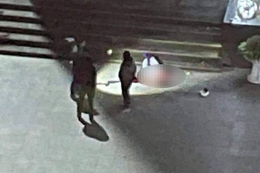 Hà Nội: Nam thanh niên nghi rơi từ tầng cao chung cư lúc nửa đêm