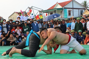 Xem trai làng khoe sức mạnh trong hội đấu vật ngày Tết