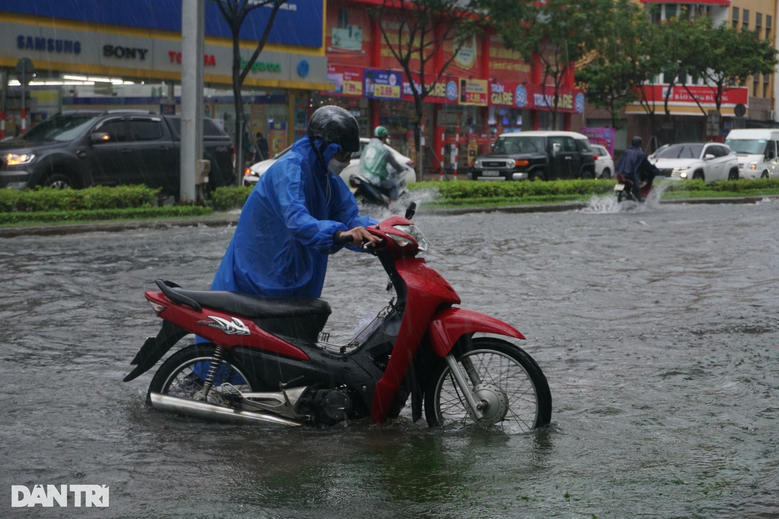 Đà Nẵng mưa ngập sâu từ nhà ra đường phố - 5