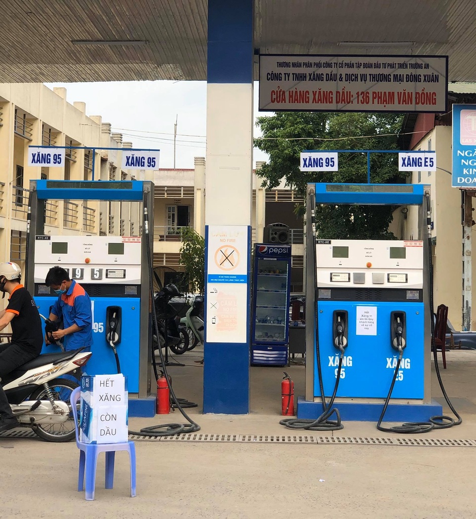 Trước giờ tăng giá, khách mua xăng tăng mạnh, cửa hàng treo biển báo hết - 3 Trước giờ tăng giá, khách mua xăng tăng mạnh, cửa hàng treo biển báo hết - 3