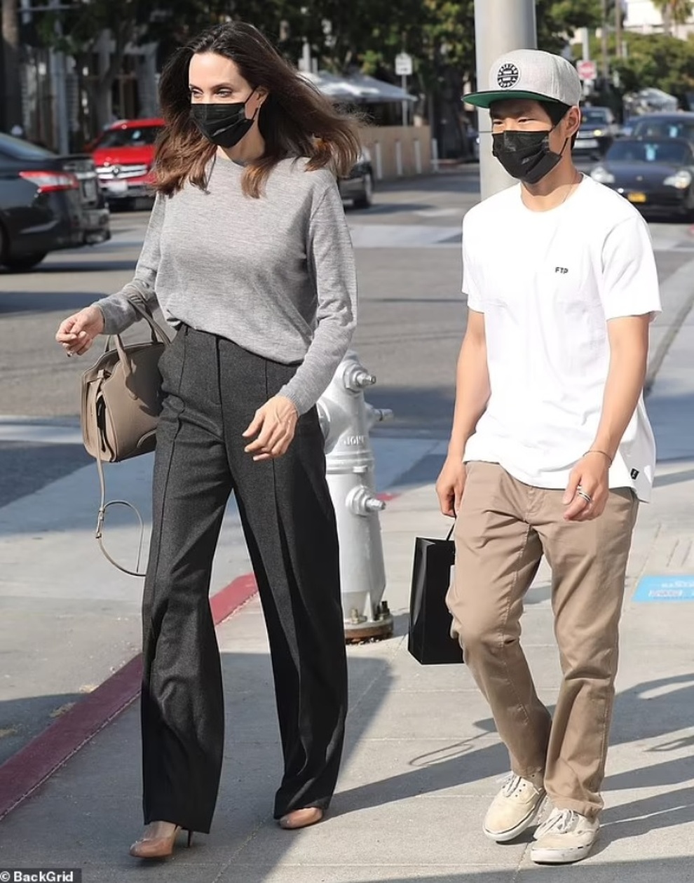 Pax Thien liên tục là người hộ tống mẹ nuôi Angelina Jolie xuống phố - 1 Pax Thien liên tục là người hộ tống mẹ nuôi Angelina Jolie xuống phố - 1
