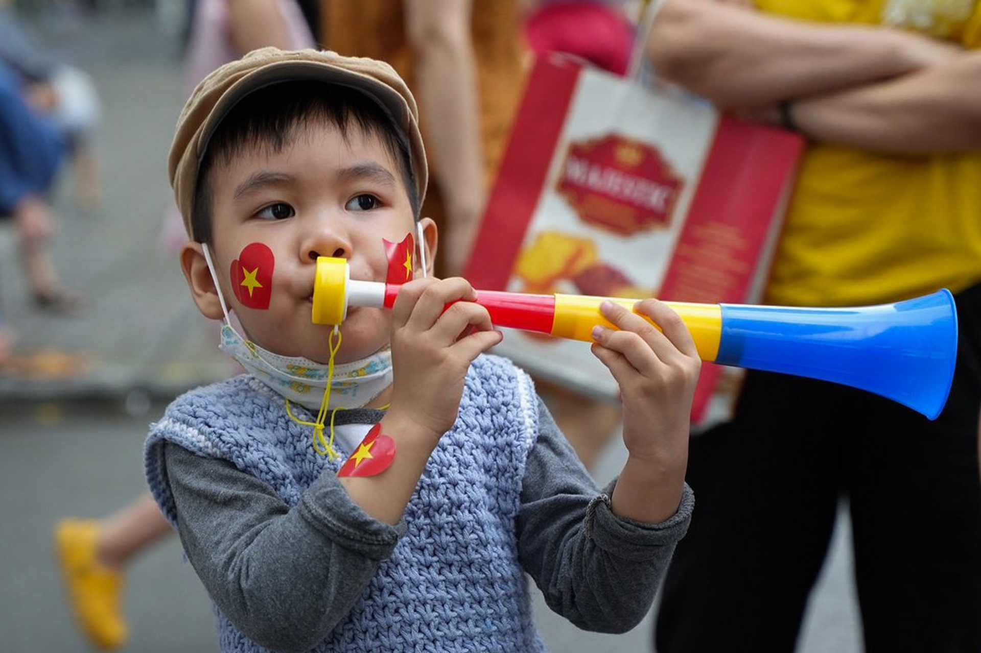 Người hâm mộ đội mưa múa lân, bưng mâm lễ hết mình cổ vũ tuyển U23 Việt Nam - 19