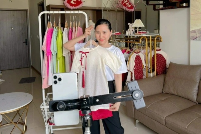 View - Tiểu thương thu hàng tỷ đồng/tháng, thoát phá sản nhờ "dám bỏ chợ" | Báo Dân trí