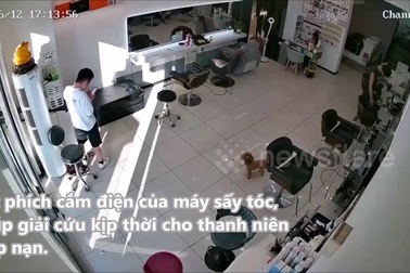 Nam thanh niên hét lên đau đớn vì bị giật điện từ máy sấy tóc