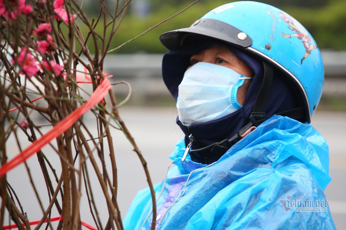 Rét buốt thấu xương, những phận đời vẫn dầm mình mưu sinh ở Hà Nội - 10 Rét buốt thấu xương, những phận đời vẫn dầm mình mưu sinh ở Hà Nội - 10