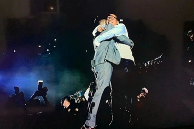 5.000 khán giả đội mưa xem Duy Mạnh, Tuấn Hưng ôm nhau và hát