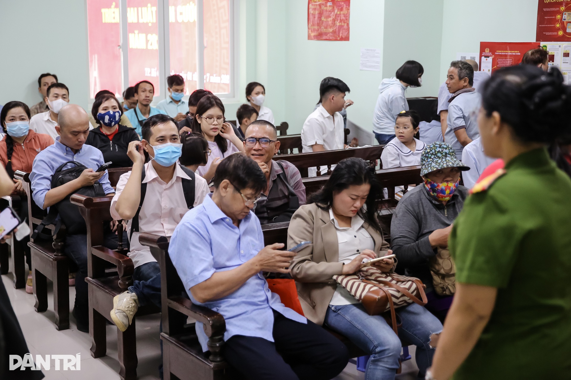 Người già, trẻ nhỏ ở TPHCM phấn khởi đi làm thẻ căn cước mới - 2 Người già, trẻ nhỏ ở TPHCM phấn khởi đi làm thẻ căn cước mới - 2