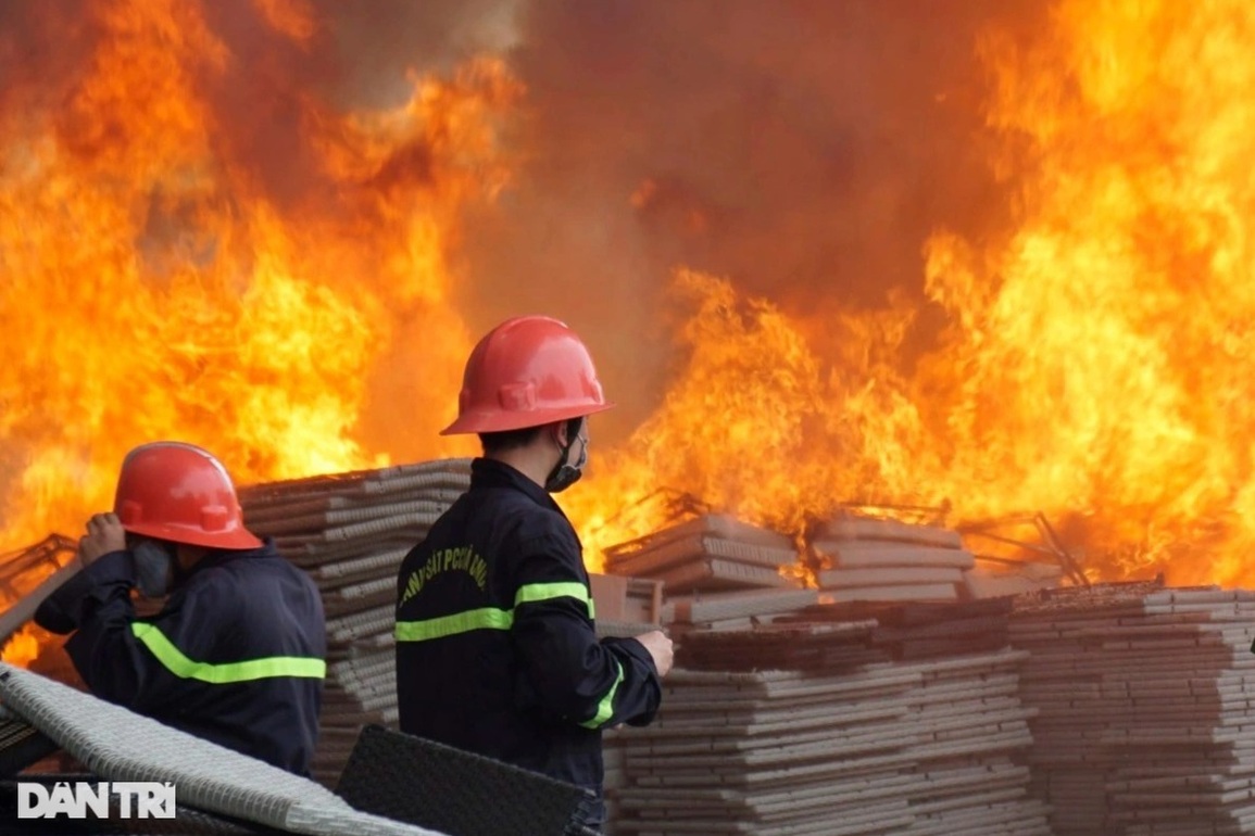 Hàng trăm chiến sĩ dập đám cháy cực lớn trong cụm công nghiệp - 1 Hàng trăm chiến sĩ dập đám cháy cực lớn trong cụm công nghiệp - 1