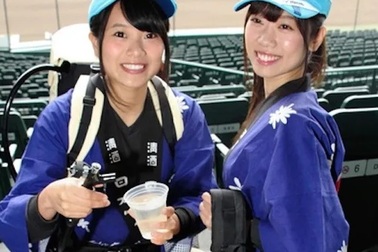 Những cô gái xinh đẹp đeo trên mình thùng bia nặng 17kg, bán dạo ở sân vận động