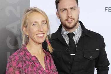 Chuyện tình đáng ngưỡng mộ của nam diễn viên 25 tuổi với “bà xã” 49 tuổi