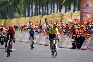 Tay đua người Nga thắng chặng leo đèo Hải Vân tại giải xe đạp toàn quốc