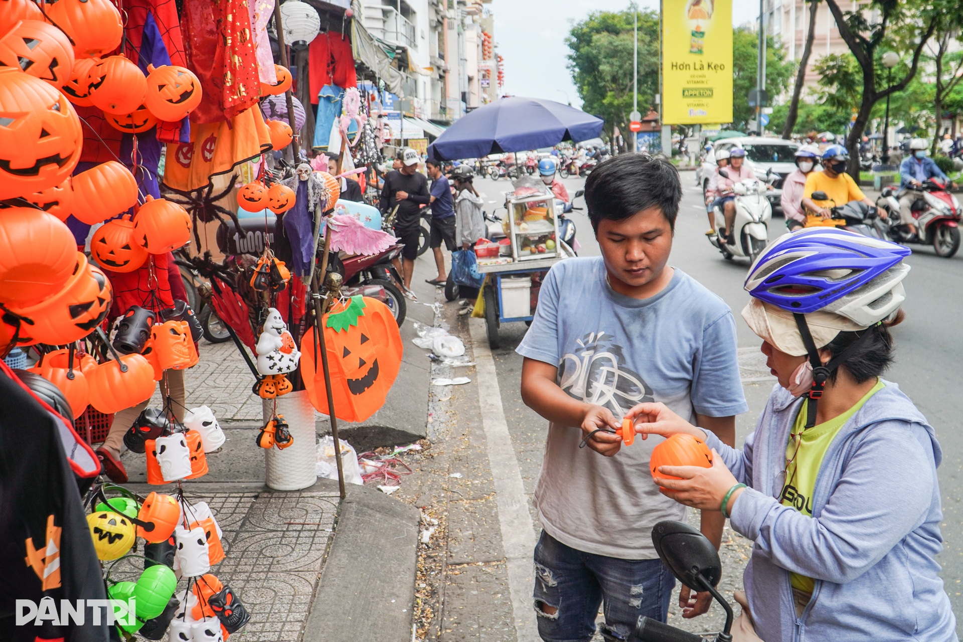 Không khí Halloween ngập tràn đường phố TPHCM - 1