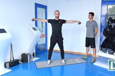 Khỏe đẹp cùng Dân trí: Bài tập cho vai và bắp tay trước