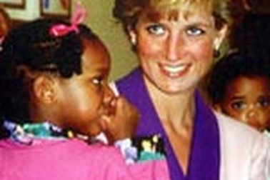 "Diana vẫn nặng lòng với Thái tử Charles"